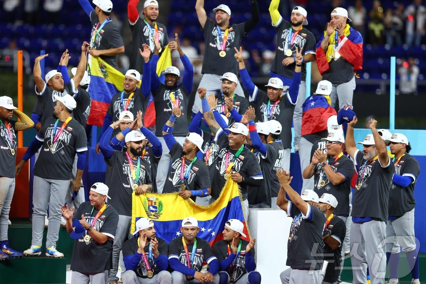 본문 이미지 - 베네수엘라 야구대표팀 선수들이 18일(한국시간) 미국 플로리다주 마이애미의 론디포 파크에서 열린 2026 월드베이스볼클래식(WBC) 결승전에서 미국을 3-2로 꺾고 우승을 차지한 후 환호하고 있다. ⓒ AFP=뉴스1
