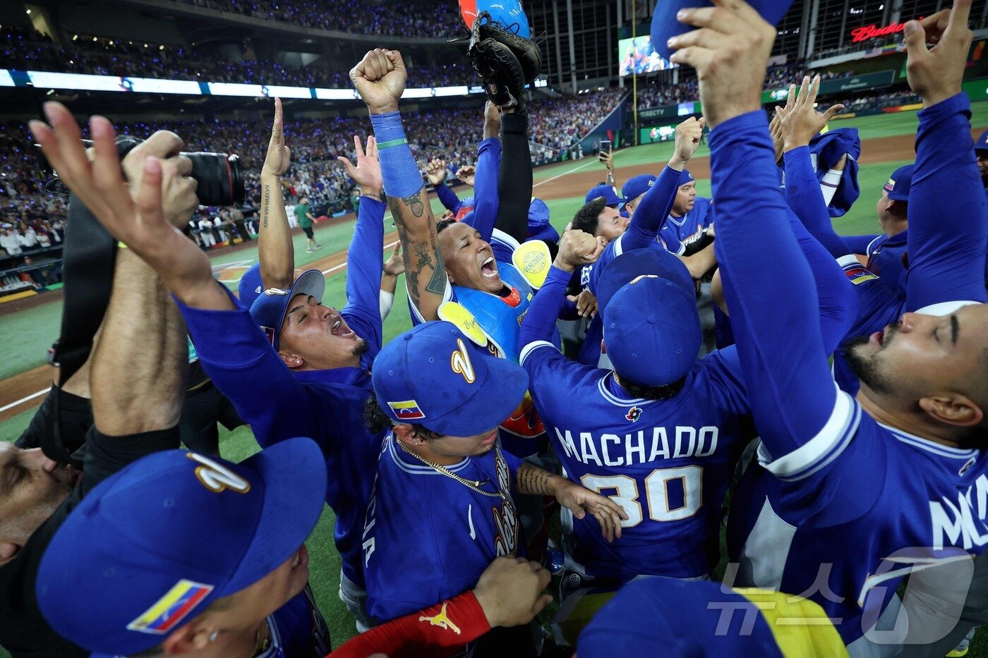 본문 이미지 - 베네수엘라 야구대표팀 선수들이 18일(한국시간) 미국 플로리다주 마이애미의 론디포 파크에서 열린 2026 월드베이스볼클래식(WBC) 결승전에서 미국을 3-2로 꺾고 우승을 차지한 후 환호하고 있다. ⓒ AFP=뉴스1