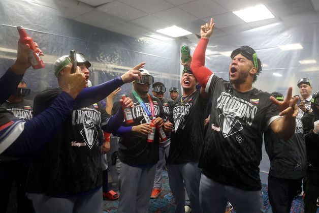 WBC 첫 우승 베네수엘라, 열광적인 샴페인 샤워