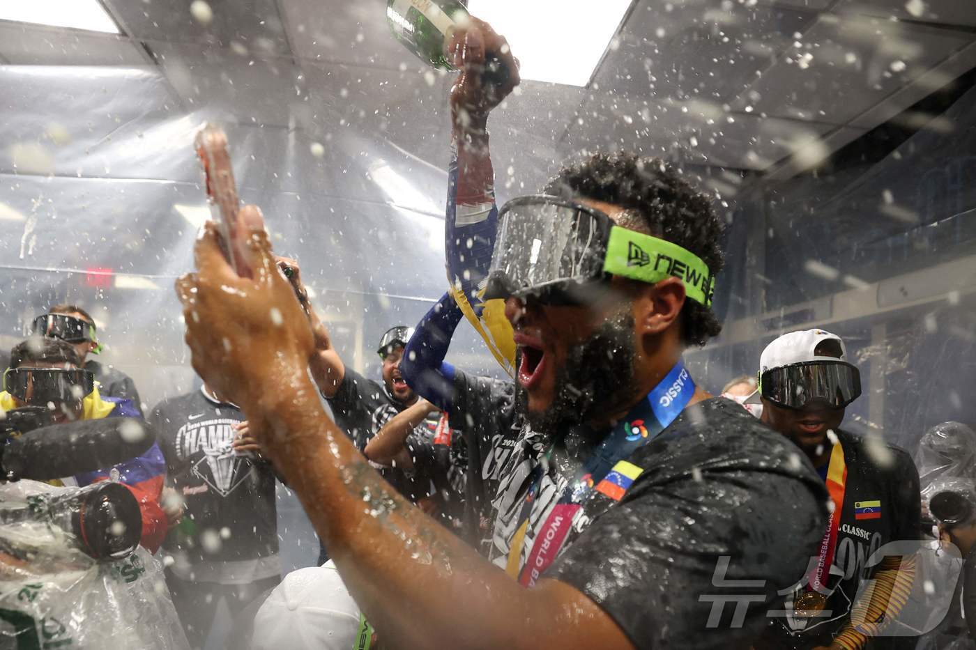 본문 이미지 - 베네수엘라 야구대표팀 선수들이 18일(한국시간) 미국 플로리다주 마이애미의 론디포 파크에서 열린 2026 월드베이스볼클래식(WBC) 결승전에서 미국을 3-2로 꺾고 우승을 차지한 후 라커룸에서 환호하고 있다. ⓒ AFP=뉴스1