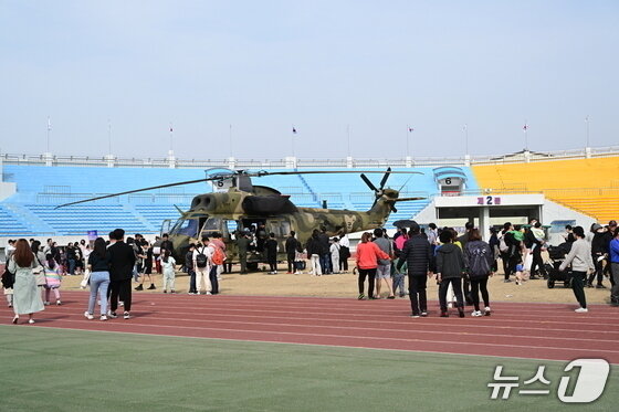 본문 이미지 - 제28회 논산딸기축제를 하늘에서 즐기는 특별한 체험이 펼쳐진다. 사진은 지난해 행사 모습. (논산시 제공.재판매 및 DB금지)/뉴스1 