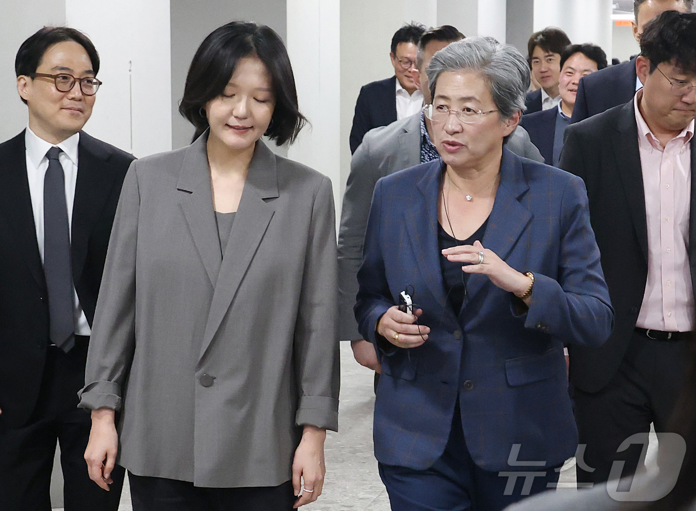(성남=뉴스1) 김진환 기자 = 리사 수 AMD 최고경영자(CEO)가 18일 오후 경기 성남시 네이버 본사를 방문해 최수연 네이버 대표와 사옥 내부를 둘러보고 있다. (공동취재) …