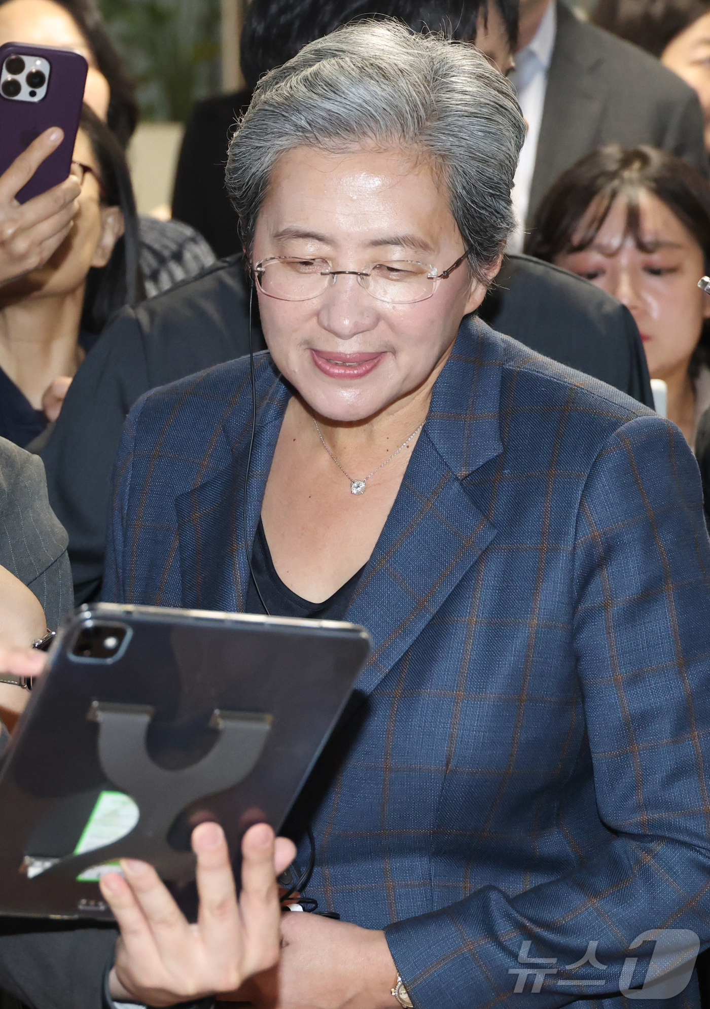 (성남=뉴스1) 김진환 기자 = 리사 수 AMD 최고경영자(CEO)가 18일 오후 경기 성남시 분당구 네이버 본사에서 디지털트윈 전시 관련 설명을 듣고 있다. (공동취재) 2026 …