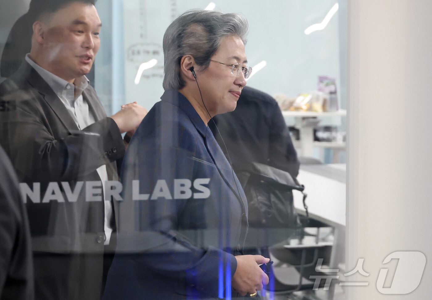 본문 이미지 - 리사 수 AMD 최고경영자(CEO)가 18일 오후 경기 성남시 네이버 본사를 방문해 사옥 내부를 둘러보고 있다. (공동취재) 2026.3.18 ⓒ 뉴스1 김진환 기자