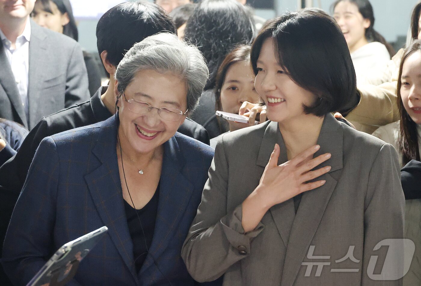 본문 이미지 - 리사 수 AMD 최고경영자(CEO)와 최수연 네이버 대표가 18일 오후 경기 성남시 분당구 네이버 본사에서 디지털트윈 전시 관련 설명을 듣고 있다. (공동취재) 2026.3.18 ⓒ 뉴스1 김진환 기자