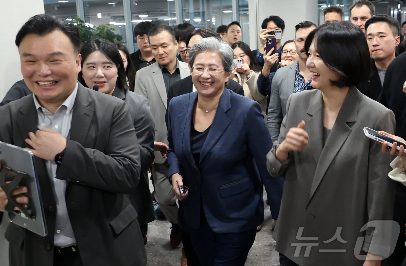 (성남=뉴스1) 김진환 기자 = 리사 수 AMD 최고경영자(CEO)가 18일 오후 경기 성남시 네이버 본사를 방문해 최수연 네이버 대표와 사옥 내부를 둘러보고 있다. (공동취재) …