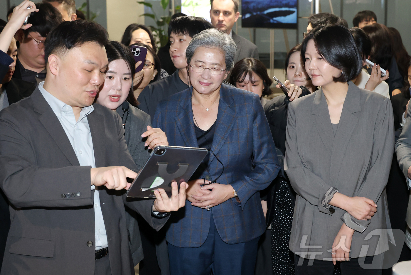 (성남=뉴스1) 김진환 기자 = 리사 수 AMD 최고경영자(CEO)와 최수연 네이버 대표가 18일 오후 경기 성남시 분당구 네이버 본사에서 디지털트윈 전시 관련 설명을 듣고 있다. …