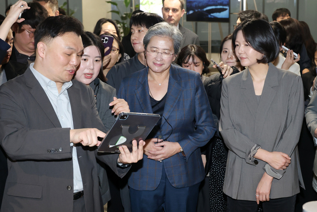 디지털트윈 전시 설명 듣는 리사 수 AMD CEO·최수연 네이버 대표