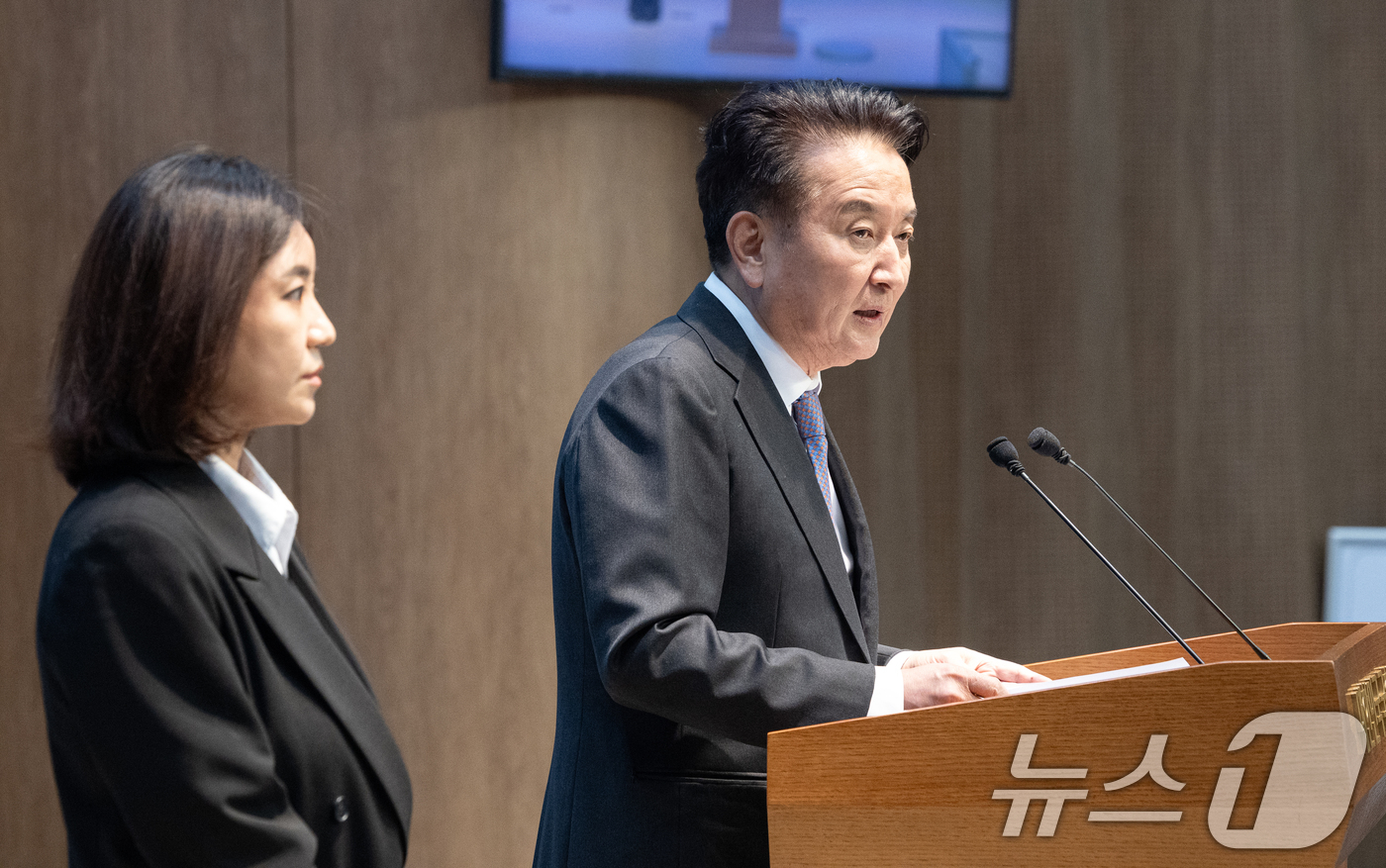 (서울=뉴스1) 이승배 기자 = 국민의힘 지방선거 공천관리위원회(공관위)로부터 컷오프(공천 배제) 통보를 받은 김영환 충북도지사가 18일 서울 여의도 국회 소통관에서 컷오프 및 돈 …