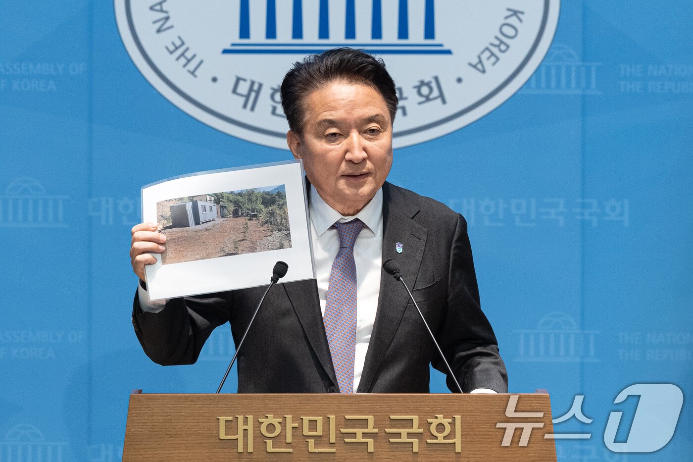 본문 이미지 - 국민의힘 지방선거 공천관리위원회(공관위)로부터 컷오프(공천 배제) 통보를 받은 김영환 충북도지사가 18일 서울 여의도 국회 소통관에서 컷오프 및 돈 봉투 수수 의혹으로 구속영장 관련 입장을 밝히고 있다. 2026.3.18 ⓒ 뉴스1 이승배 기자