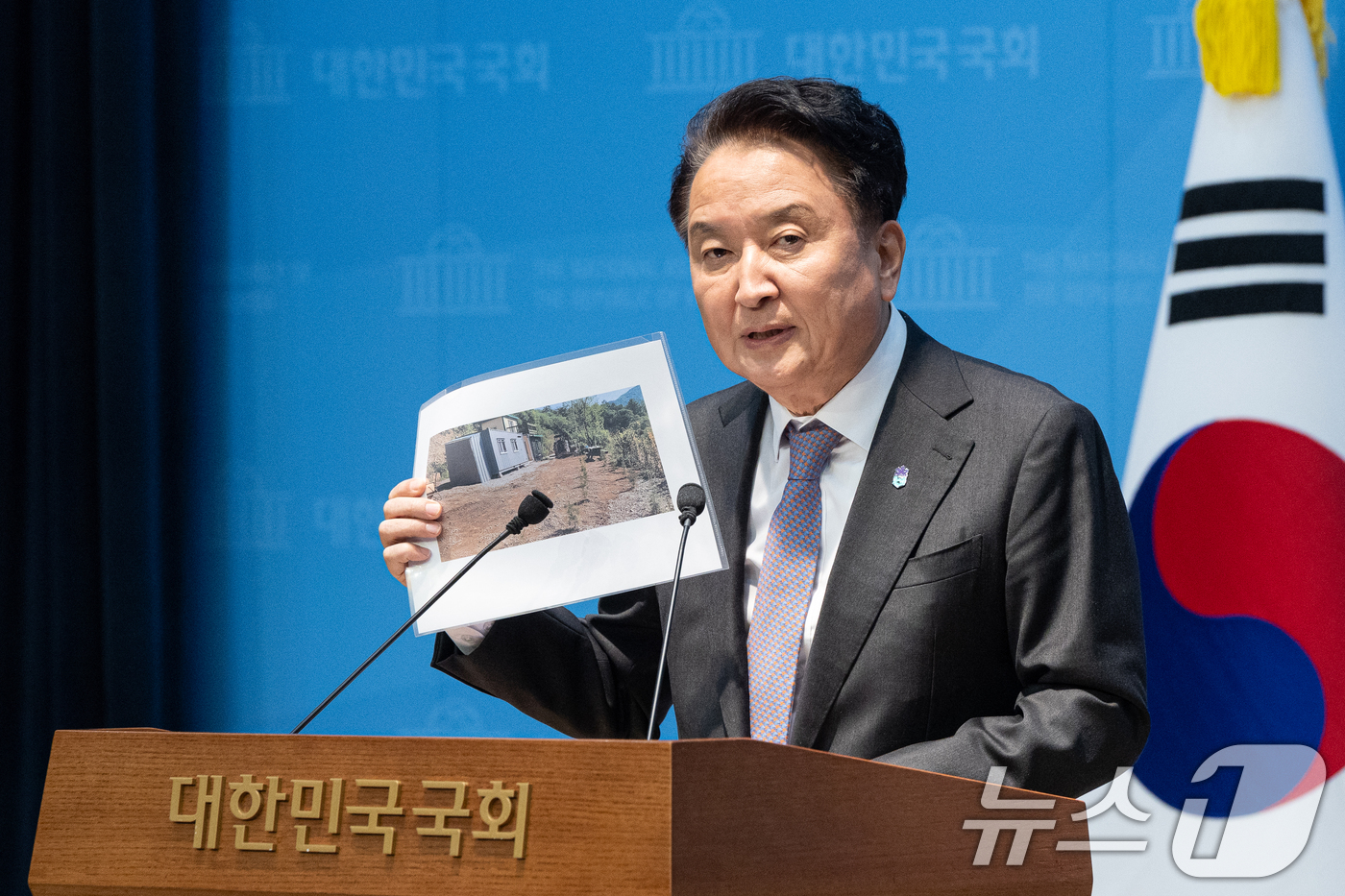 (서울=뉴스1) 이승배 기자 = 국민의힘 지방선거 공천관리위원회(공관위)로부터 컷오프(공천 배제) 통보를 받은 김영환 충북도지사가 18일 서울 여의도 국회 소통관에서 컷오프 및 돈 …