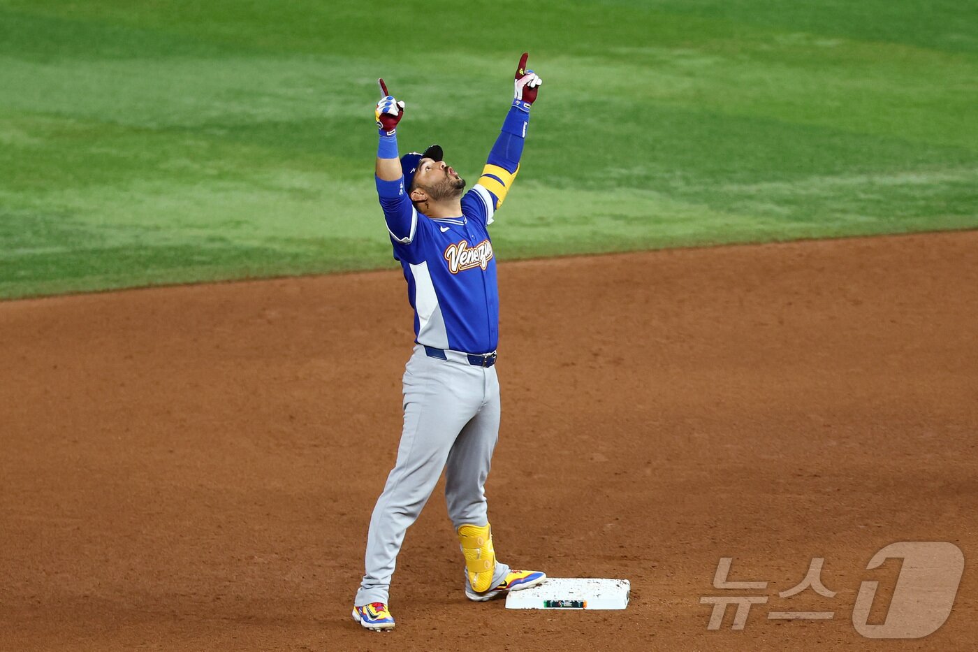 본문 이미지 - 에우헤니오 수아레스(베네수엘라)가 18일(한국시간) 열린 2026 WBC 미국과의 결승에서 9회초 결승 적시타를 때린 뒤 2루에서 포효하고 있다. ⓒ AFP=뉴스1