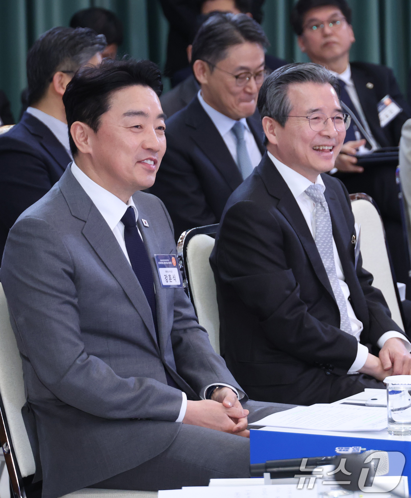 (서울=뉴스1) 이재명 기자 = 강훈식 청와대 비서실장과 김용범 정책실장이 18일 청와대에서 열린 '자본시장 안정과 정상화' 간담회에서 이재명 대통령의 발언을 경청하며 미소 짓고 …