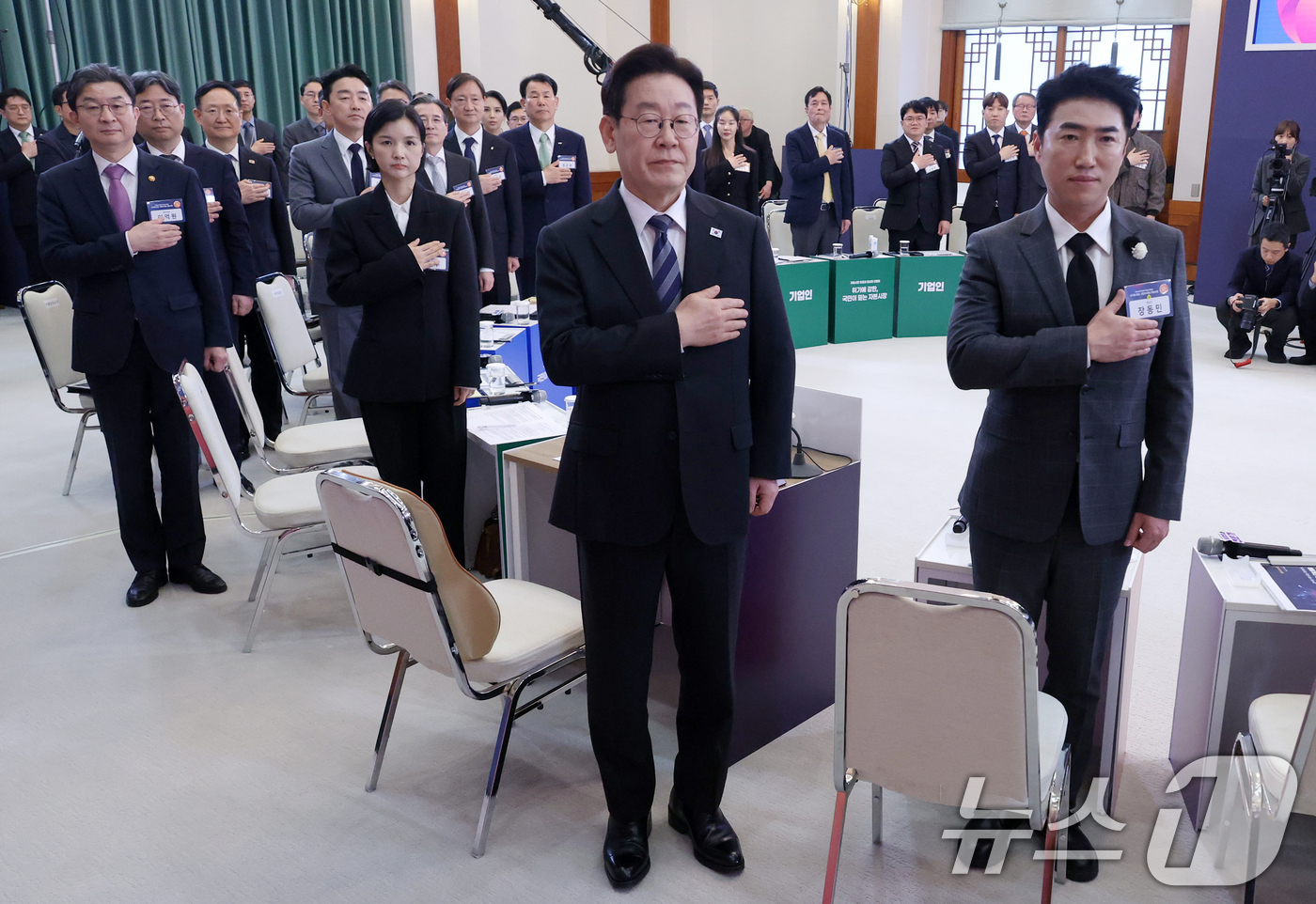 (서울=뉴스1) 이재명 기자 = 이재명 대통령이 18일 청와대에서 열린 '자본시장 안정과 정상화' 간담회에서 국민의례를 하고 있다 2026.3.18/뉴스1