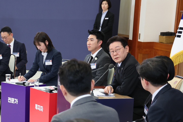 李대통령 "지정학적 리스크 많이 과장돼…정치권 악용 불안감 증폭"