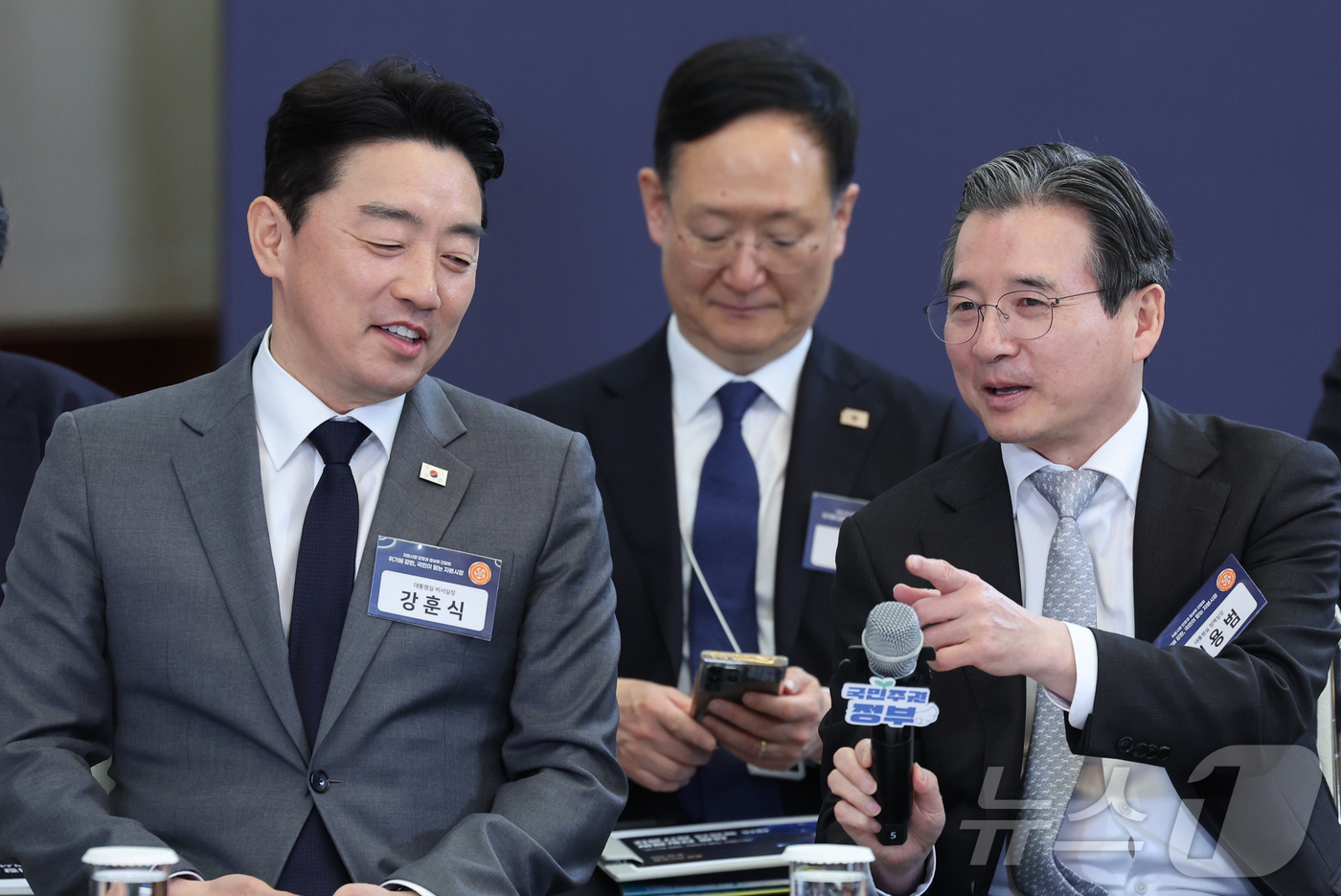 (서울=뉴스1) 이재명 기자 = 강훈식 비서실장과 김용범 정책실장이 18일 청와대에서 열린 자본시장 안정과 정상화 간담회에서 대화를 나누고 있다.  2026.3.18/뉴스1