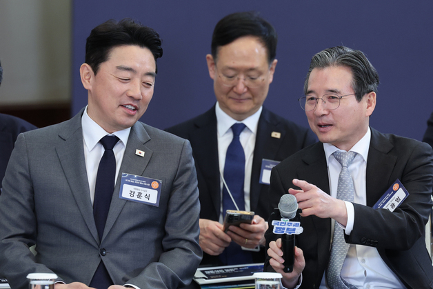 대화나누는 강훈식 비서실장과 김용범 정책실장