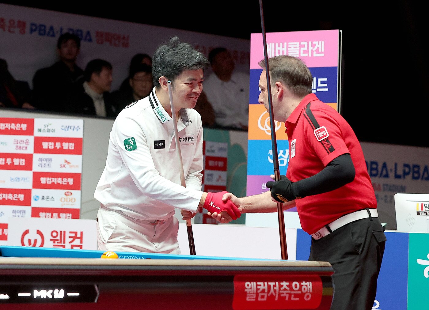 본문 이미지 - 반칙을 자진신고하며 페어플레이 정신을 보인 산체스(오른쪽)(PBA 제공)  