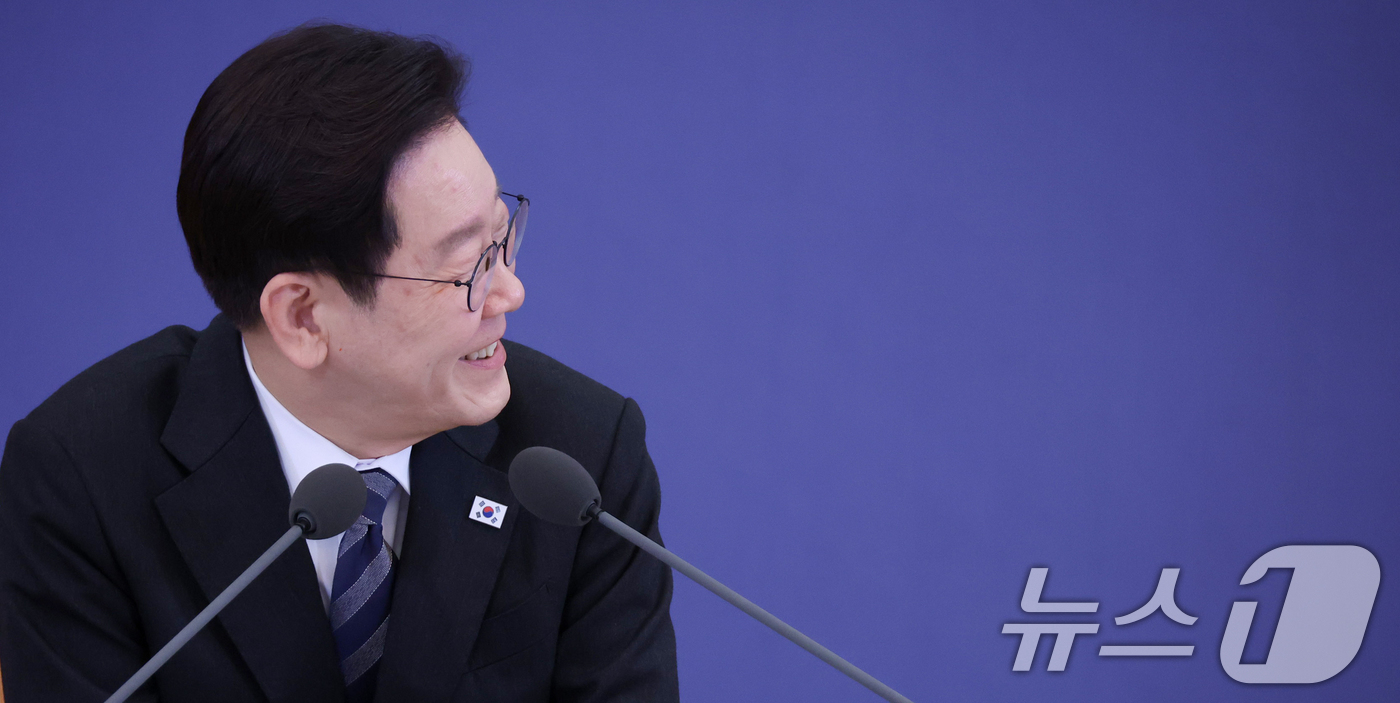 (서울=뉴스1) 이재명 기자 = 이재명 대통령이 18일 청와대에서 열린 자본시장 안정과 정상화 간담회에서 발언을 하며 미소 짓고 있다. 2026.3.18/뉴스1