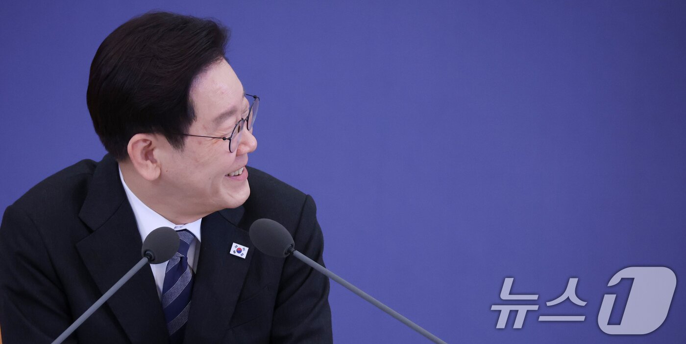 본문 이미지 - 이재명 대통령이 18일 청와대에서 열린 자본시장 안정과 정상화 간담회에서 발언을 하며 미소 짓고 있다. 2026.3.18 ⓒ 뉴스1 이재명 기자