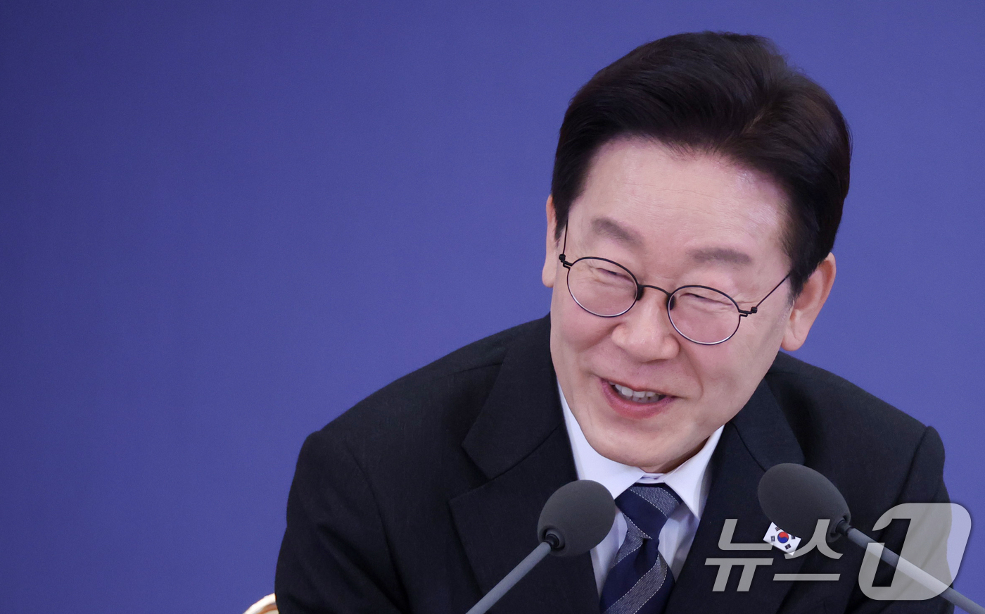 (서울=뉴스1) 이재명 기자 = 이재명 대통령이 18일 청와대에서 열린 자본시장 안정과 정상화 간담회에서 발언을 하며 미소 짓고 있다. 2026.3.18/뉴스1