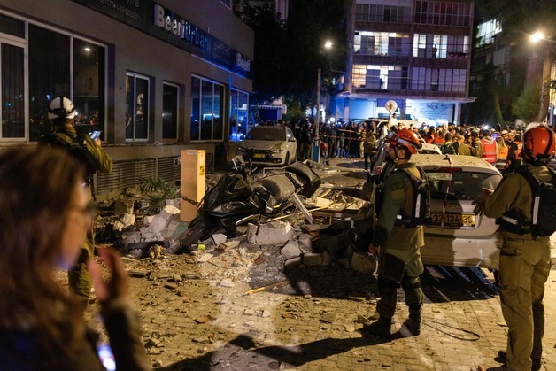 '라리자니 피살' 이란, 이스라엘에 집속탄 보복 공격…2명 사망