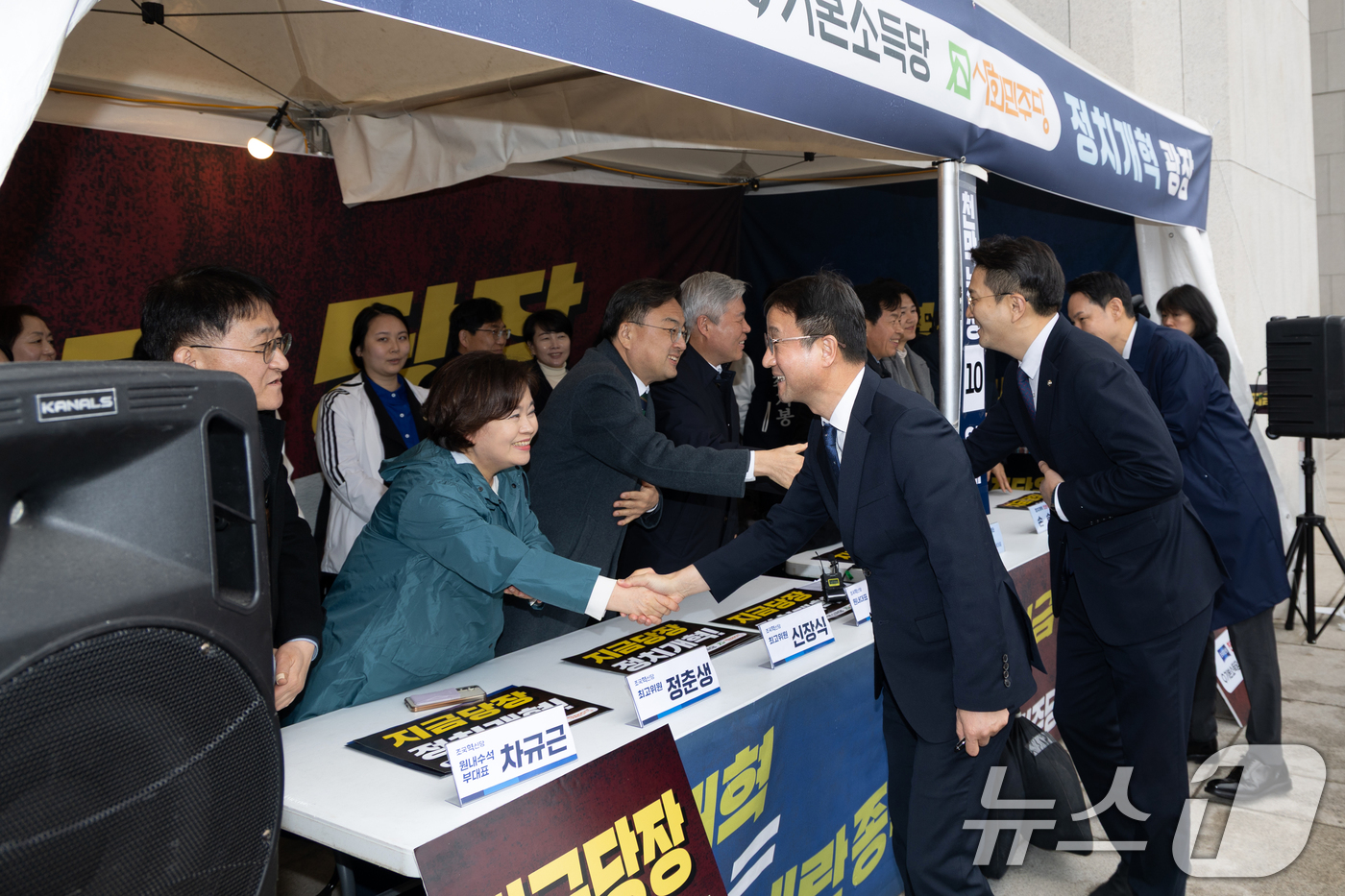 (서울=뉴스1) 이승배 기자 = 한병도 더불어민주당 원내대표가 18일 서울 국회 본청 앞에 마련된 개혁진보 4당 정치개혁 천막농성장을 찾아 진보 4당 의원들과 인사하고 있다. 20 …