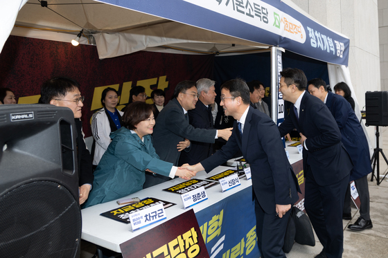 정치개혁 촉구 천막 농성장 찾은 한병도 민주당 원내대표