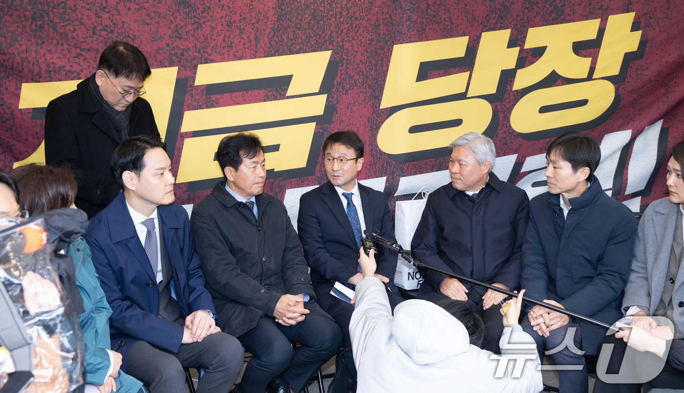 (서울=뉴스1) 이승배 기자 = 한병도 더불어민주당 원내대표가 18일 서울 국회 본청 앞에 마련된 개혁진보 4당 정치개혁 천막농성장을 찾아 진보 4당 의원들과 대화하고 있다. 20 …