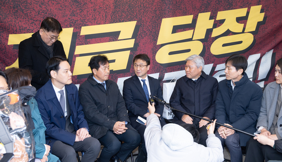 정치개혁 촉구 천막농성장 찾은 한병도 민주당 원내대표