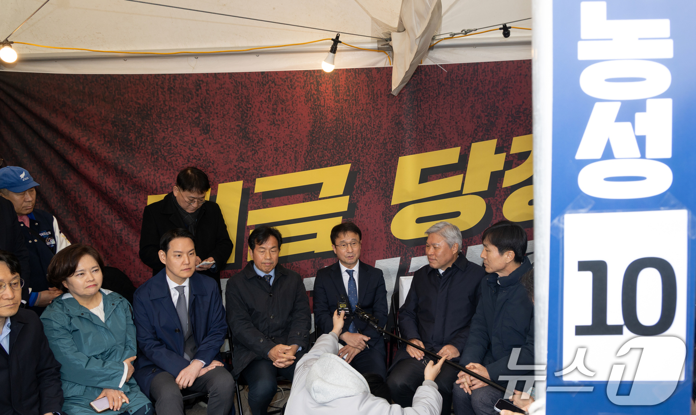 (서울=뉴스1) 이승배 기자 = 한병도 더불어민주당 원내대표가 18일 서울 국회 본청 앞에 마련된 개혁진보 4당 정치개혁 천막농성장을 찾아 진보 4당 의원들과 대화하고 있다. 20 …