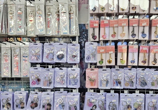 지식재산처, BTS 공연 앞두고 불법 굿즈 집중 단속