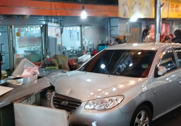 충주서 승용차 전통시장 상가 돌진…경상 1명