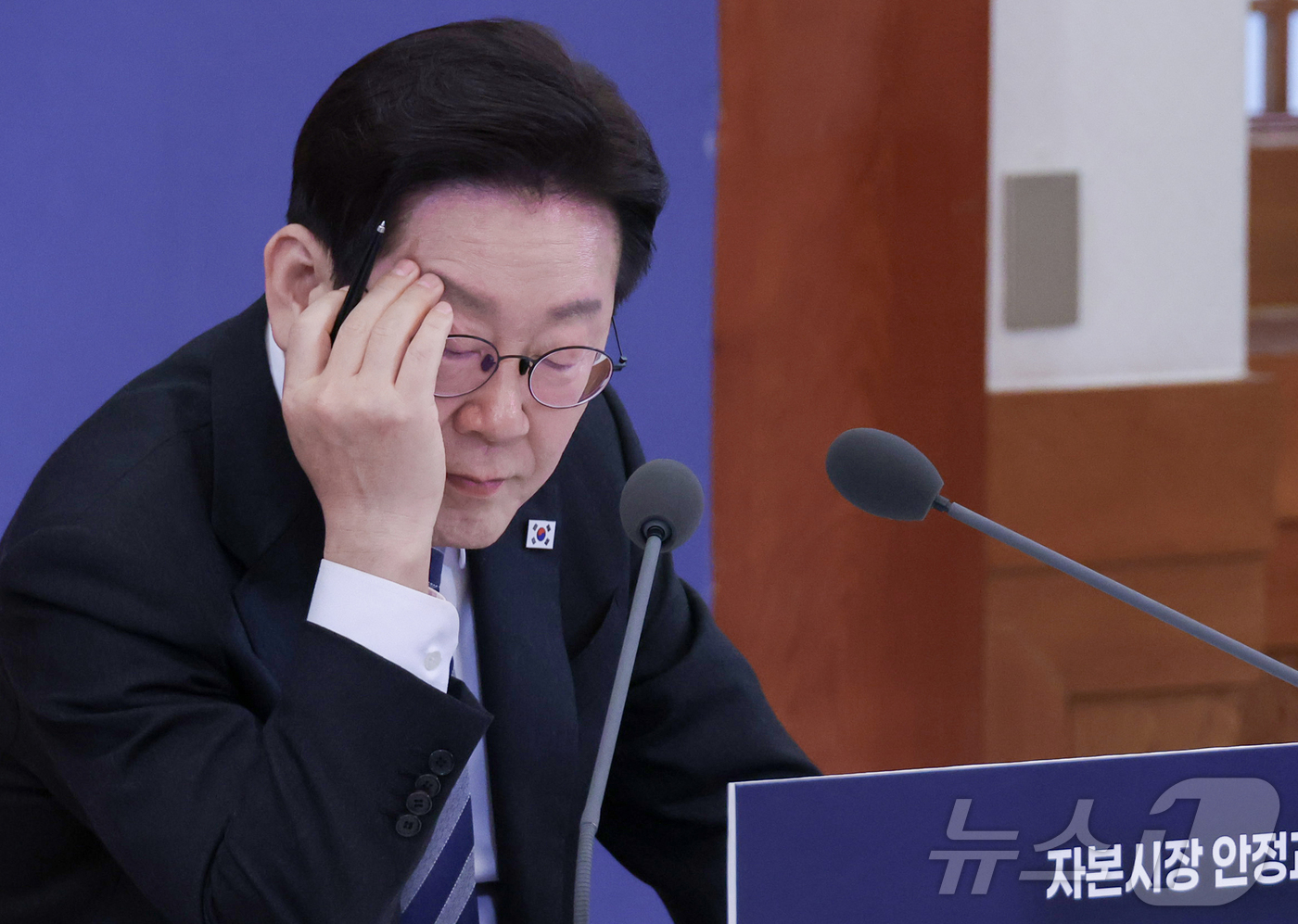 (서울=뉴스1) 이재명 기자 = 이재명 대통령이 18일 청와대에서 열린 자본시장 안정과 정상화 간담회에서 참석자의 발언을 듣고 있다. 2026.3.18/뉴스1