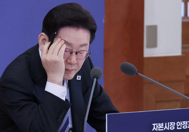 참석자 발언 경청하는 이재명 대통령