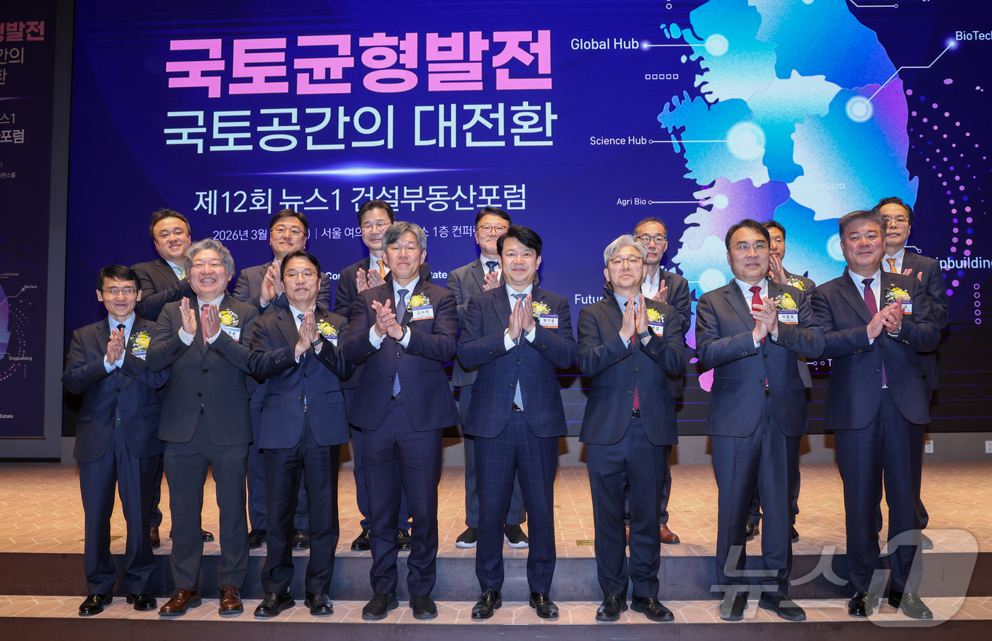 (서울=뉴스1) 안은나 기자 = 18일 오후 서울 여의도 한국거래소에서 열린 제12회 뉴스1 건설부동산포럼에서 이영섭 대표이사를 비롯한 내빈들이 기념 촬영을 하고 있다. 앞줄 왼쪽 …