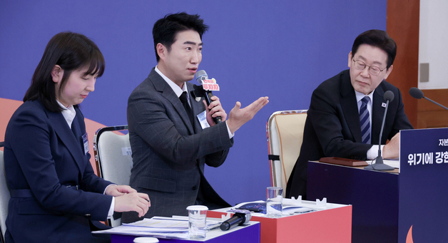 李대통령 옆에 '개미' 장동민…"오천피 반신반의 후회, 정부가 믿음 줘야"