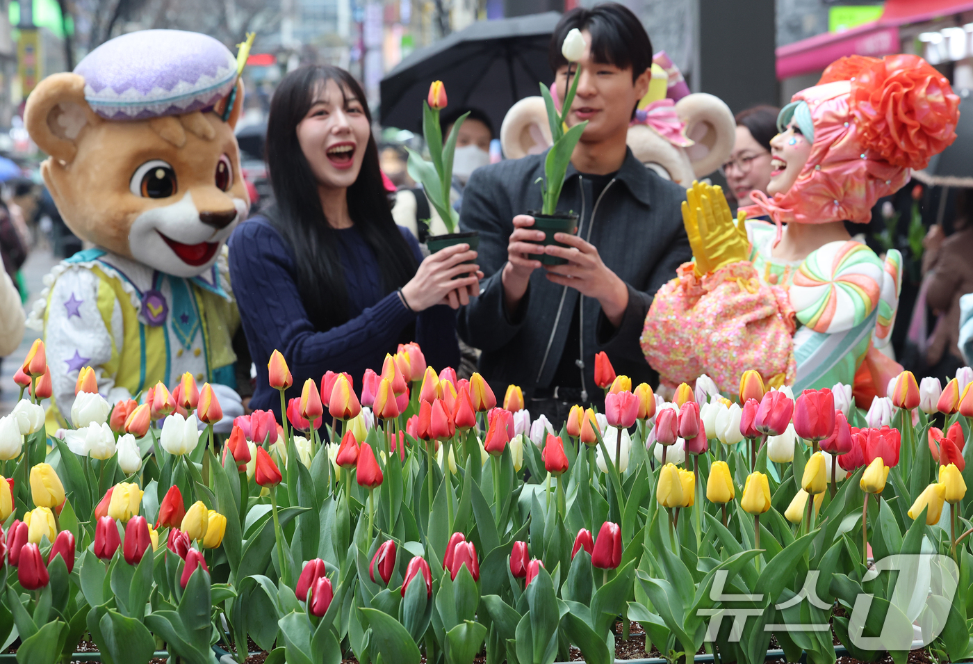 (서울=뉴스1) 오대일 기자 = 18일 오후 서울 중구 명동거리에서 얄린 '도심에서 미리 만나는 에버랜드 튤립축제' 캠페인에서 에버랜드 공연 연기자들이 시민들에게 싱그러운 튤립 화 …
