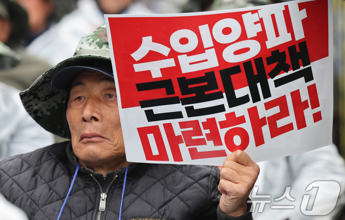 (서울=뉴스1) 박지혜 기자 = 농민들이 18일 서울 청와대 인근에서 열린 전국양파생산자협회 정기대의원대회 및 양파값 보장 결의대회에서 손팻말을 들고 있다.전국양파생산자협회는 이날 …