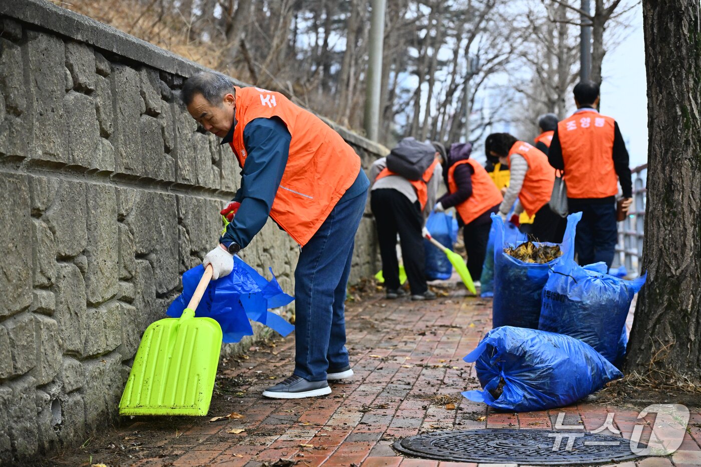 본문 이미지 - 속초시 환경대청소,(속초시 제공, 재판매 및 DB 금지) 2026.3.18/뉴스1