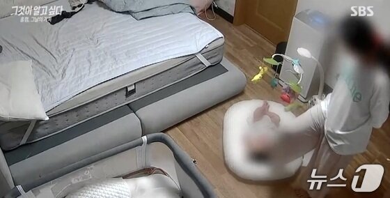 본문 이미지 - 친모가 전남 여수 자택에서 해든이를 발로 학대하는 모습.(SBS 프로그램 그것이 알고 싶다 방송본 캡처.)