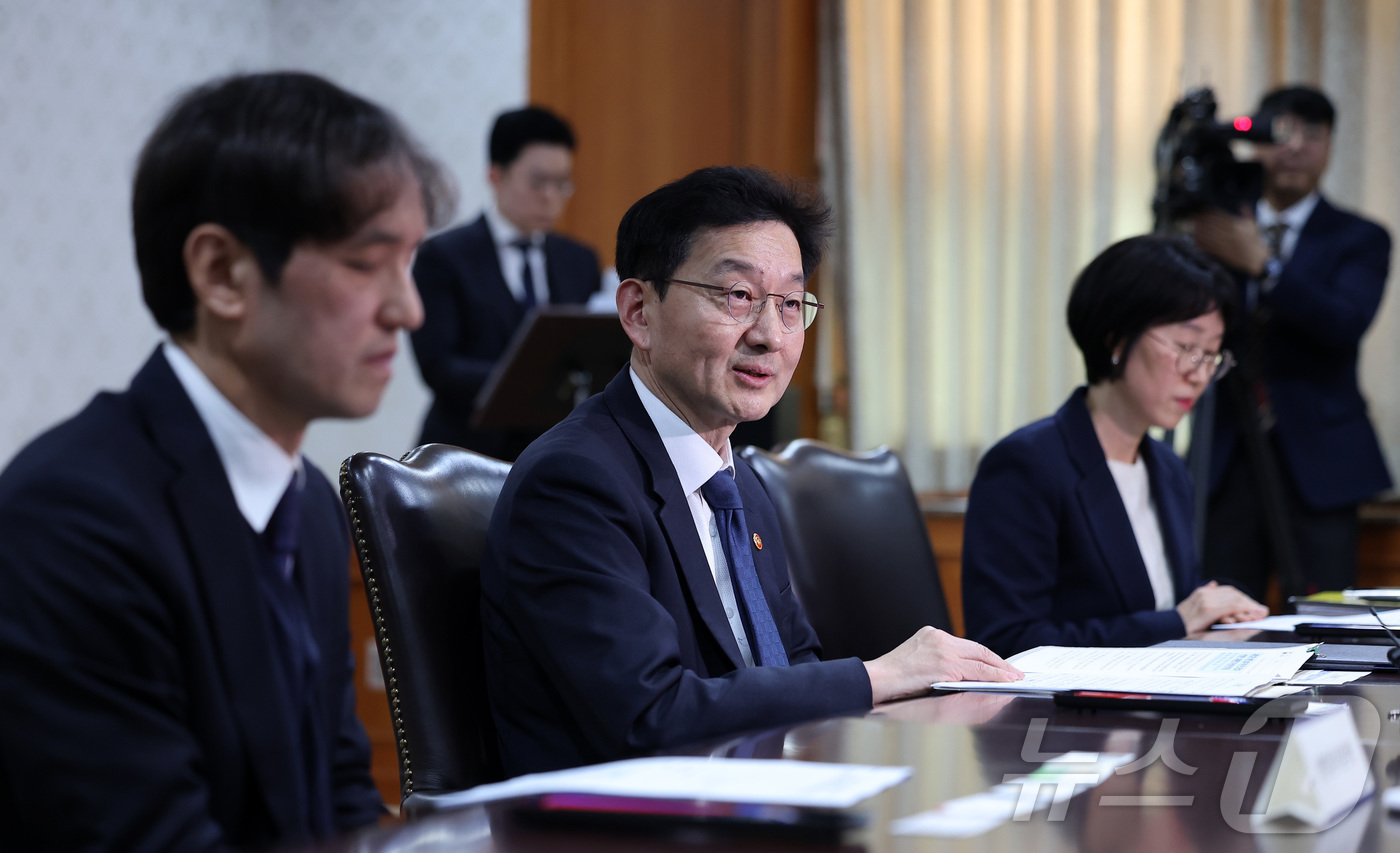 (서울=뉴스1) 김성진 기자 = 윤창렬 국무조정실장이 18일 서울 종로구 정부서울청사에서 열린 생명존중 및 자살예방을 위한 범정부 생명지킴추진본부-유통업계 업무협약식에서 모두발언을 …