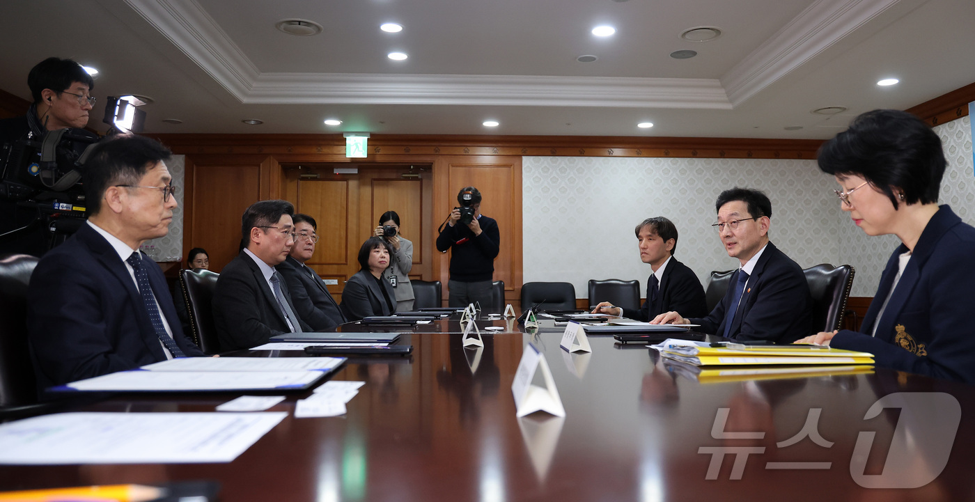 (서울=뉴스1) 김성진 기자 = 윤창렬 국무조정실장이 18일 서울 종로구 정부서울청사에서 열린 생명존중 및 자살예방을 위한 범정부 생명지킴추진본부-유통업계 업무협약식에서 모두발언을 …