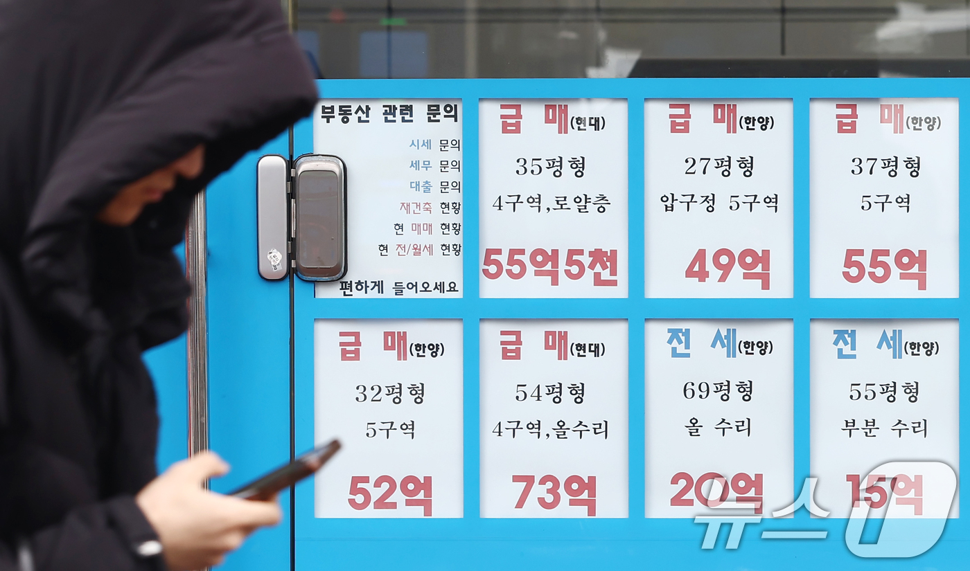 (서울=뉴스1) 김민지 기자 = 서울 아파트 공시가격 상승에 따른 보유세 부담과 다주택자 양도소득세 중과 유예 종료 시점이 다가오면서 매도 압력이 커지고 있는 가운데 18일 오후 …