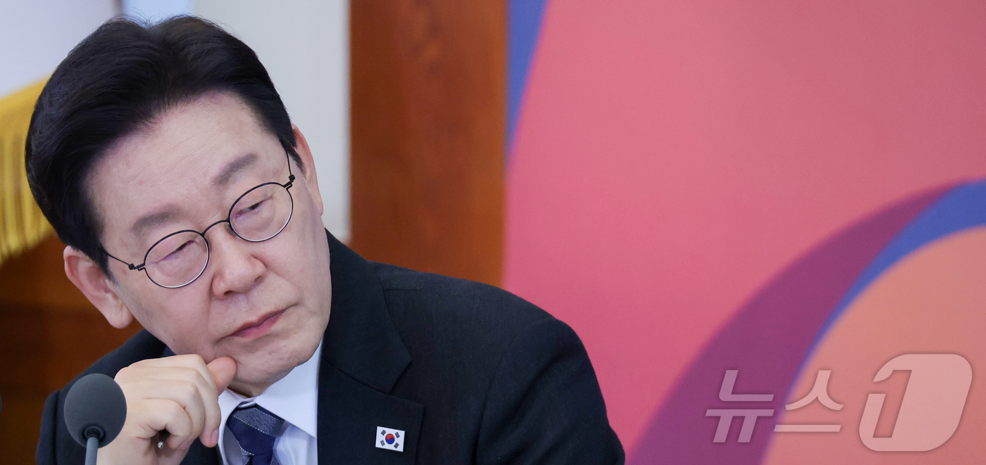 (서울=뉴스1) 이재명 기자 = 이재명 대통령이 18일 청와대에서 열린 자본시장 안정과 정상화 간담회에서 참석자의 발언을 듣고 있다. 2026.3.18/뉴스1