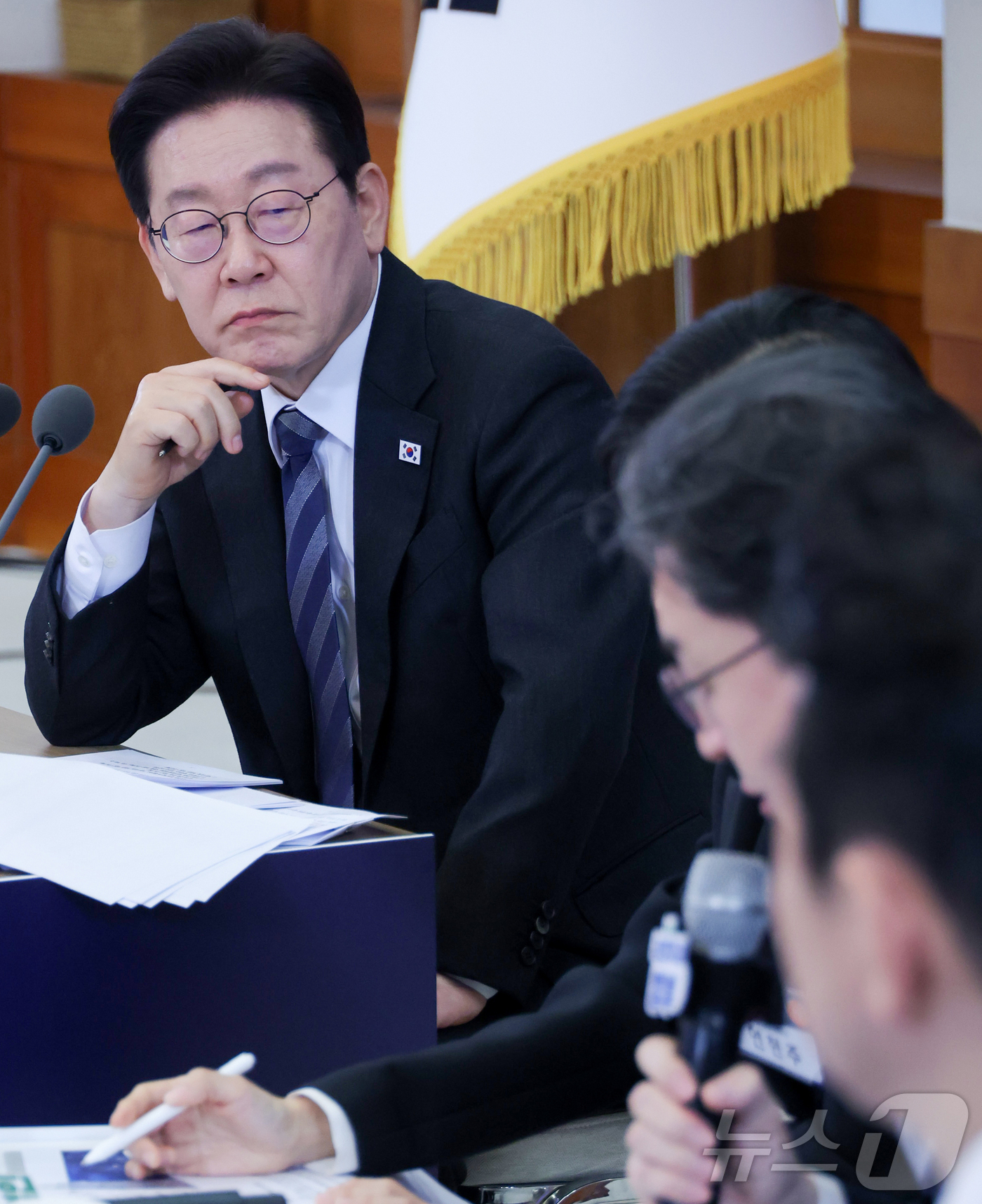 (서울=뉴스1) 이재명 기자 = 이재명 대통령이 18일 청와대에서 열린 자본시장 안정과 정상화 간담회에서 참석자의 발언을 듣고 있다. 2026.3.18/뉴스1