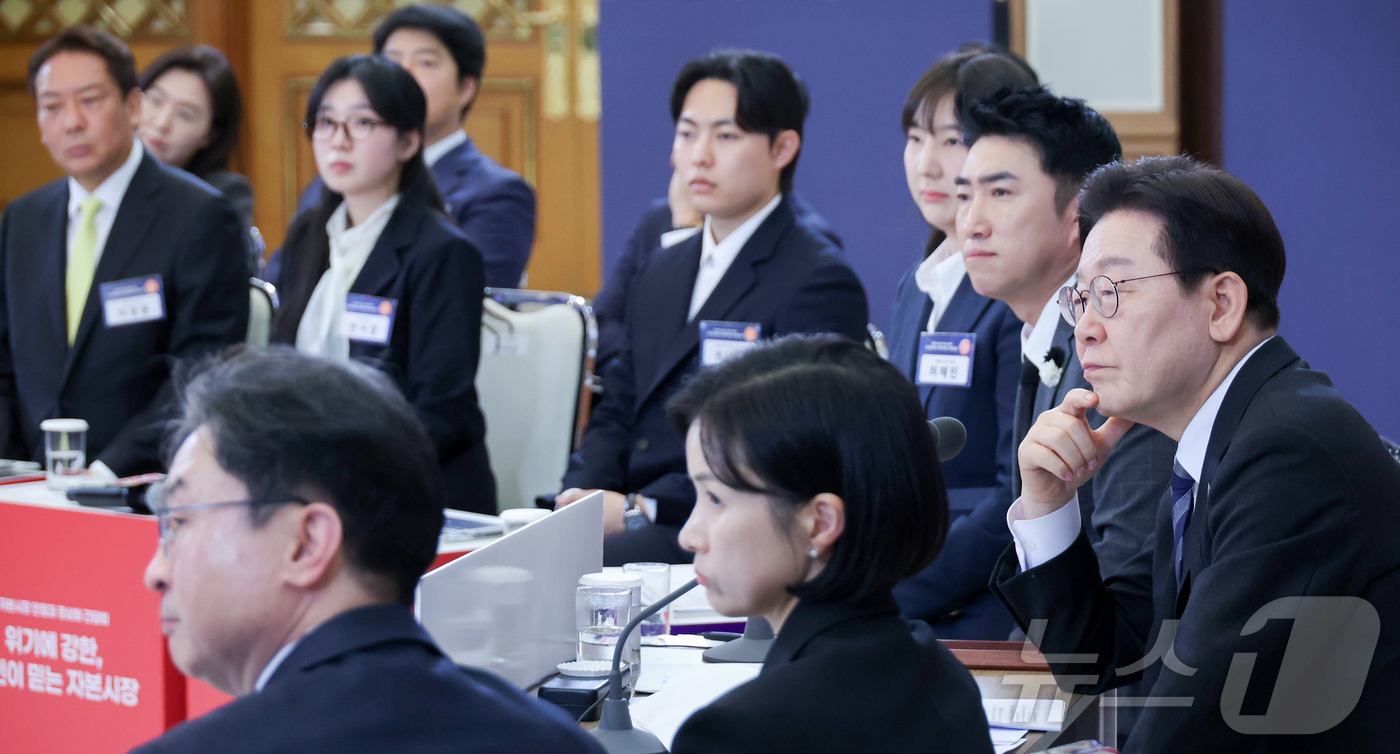 (서울=뉴스1) 이재명 기자 = 이재명 대통령이 18일 청와대에서 열린 자본시장 안정과 정상화 간담회에서 참석자의 발언을 듣고 있다. 2026.3.18/뉴스1