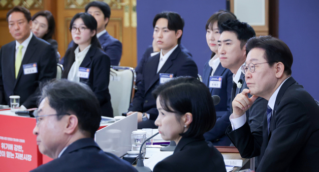 참석자 발언 듣는 이재명 대통령