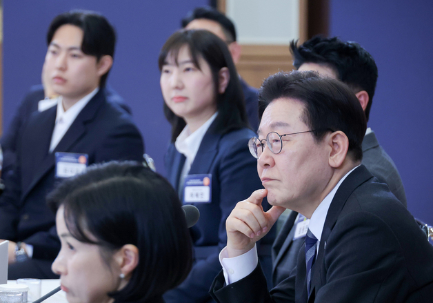 이재명 대통령, 자본시장 안정과 정상화 간담회 발언 경청