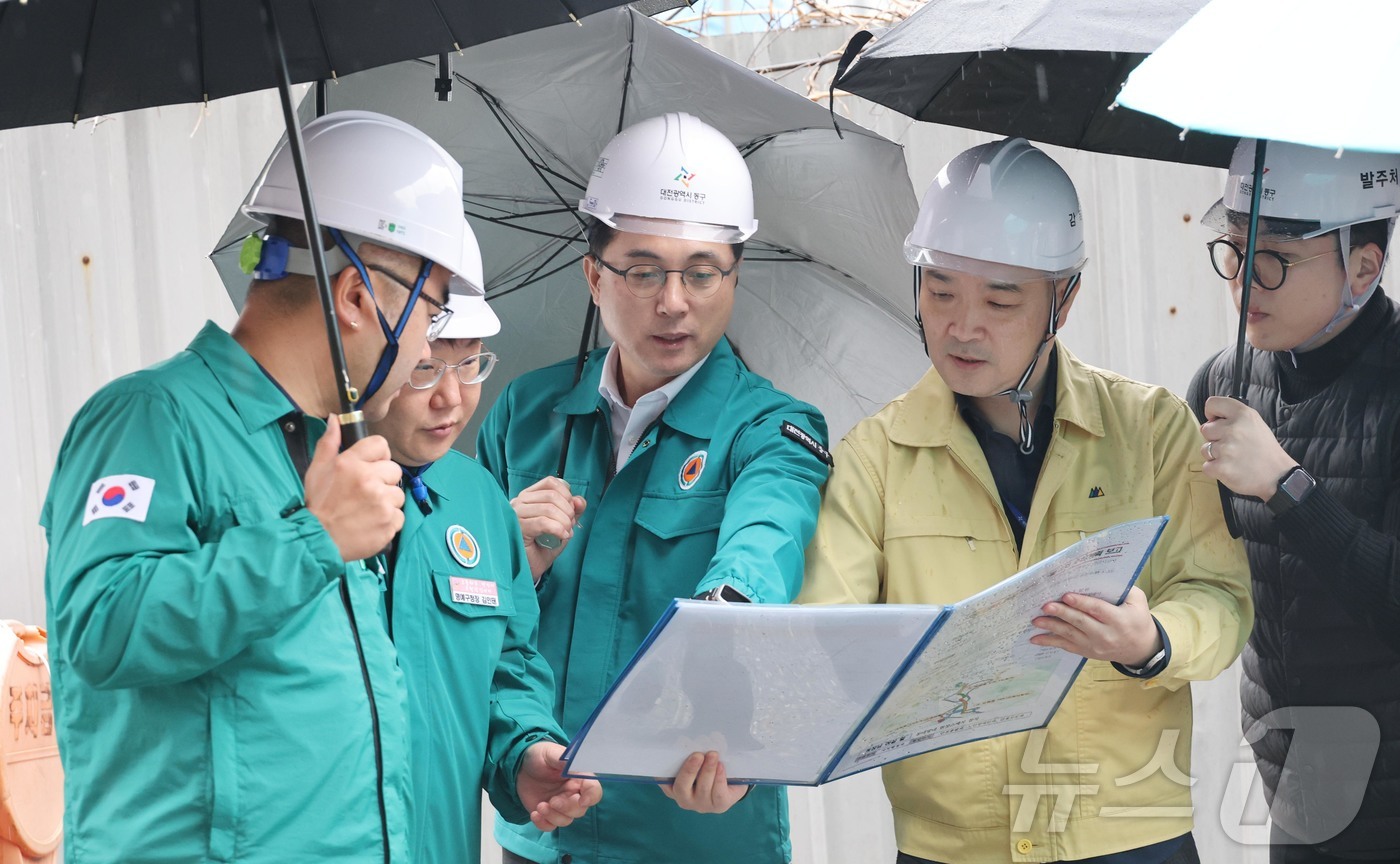 (대전=뉴스1) 김기태 기자 = 박희조 대전 동구청장이 18일 판암동 일원 옹벽 현장을 방문해 시설물 상태를 점검하고 있다.(대전 동구 제공. 재판매 및 DB금지) 2026.3.1 …